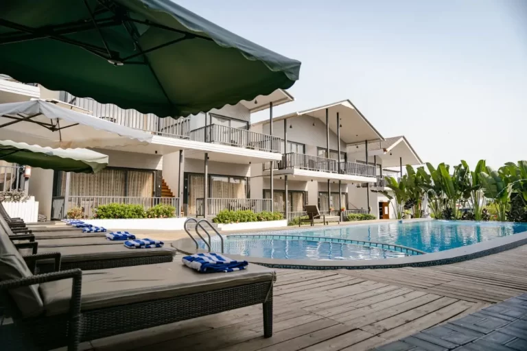 Deluxe Pool View Room