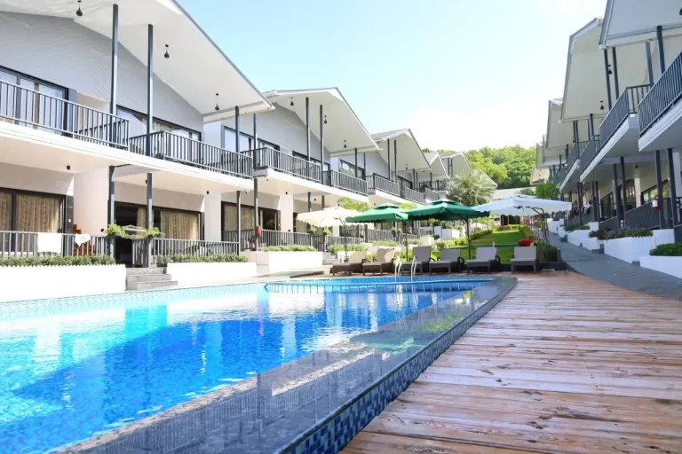 Deluxe Pool View Room